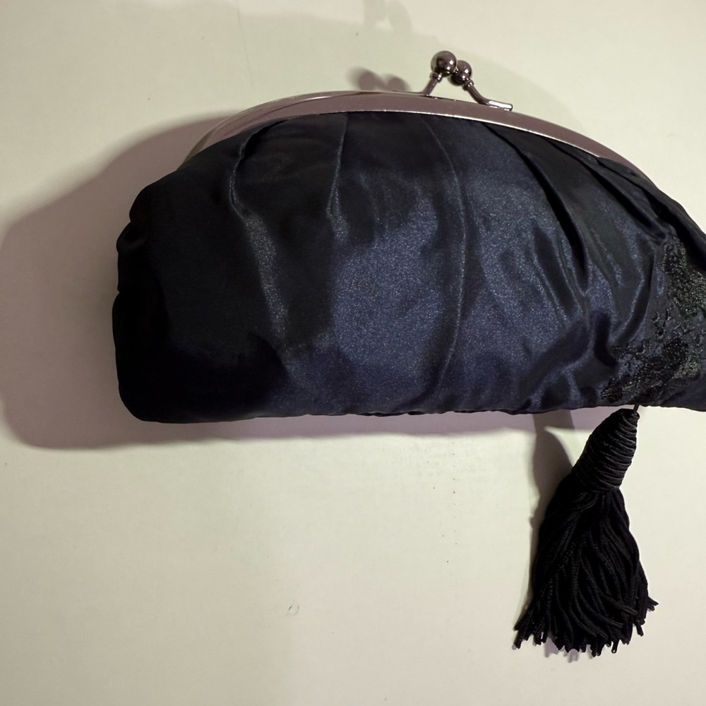 VINTAGE ELEGANT NAVY/BLACK CLUTCH WITH EMBROIDERED FLOWERS & TASSEL - Picture 3 of 9